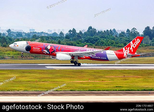 Chengdu, China - 22. September 2019: Ein Airbus A330-300 Flugzeug der AirAsia X mit dem Kennzeichen 9M-XXJ in der Sony Noise Cancelling Sonderbemalung auf dem...