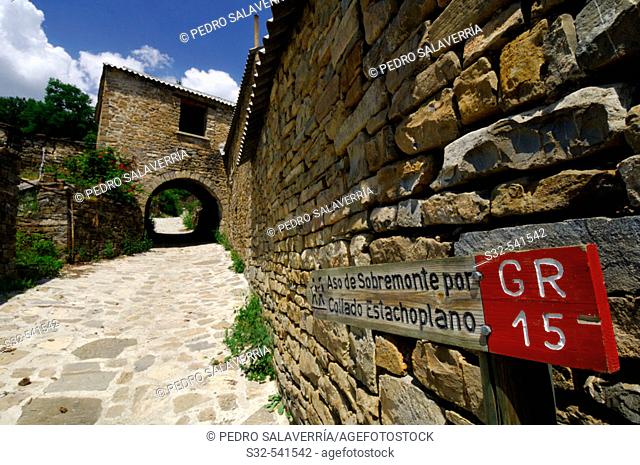 'GR 15' sign (Long-distance trails). Acumuer, Valle de Tena. Huesca province. Aragon. Spain