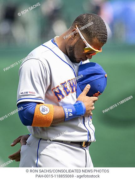 New York Mets second baseman Robinson Cano (24) bows his head as the National Anthem is played prior to the game against the Washington Nationals at Nationals...