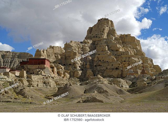 Fortress and former seat of power of Tsaparang in the arid Sutlej Canyon, Western Tibet, Ngari Province, Tibet, China, Asia