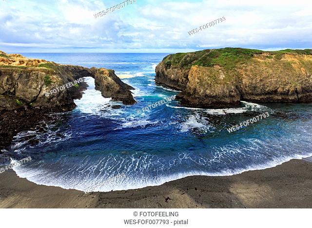 USA, California, Mendocino Headlands State Park, Mendocino, Pacific Coast, View to rock arch