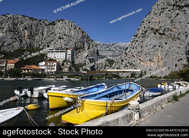 PRODUCTION - 26 September 2023, Croatia, Omis: The town of Omis is situated at the foot of towering, rugged cliffs on the river Cetina