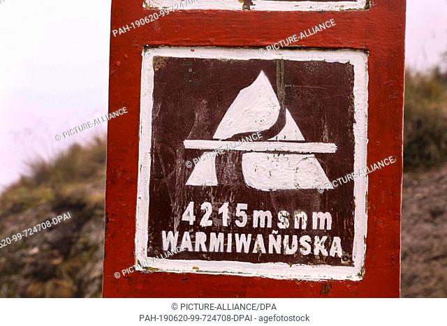 02 May 2019, Peru, Death Woman Pass: The marking of the highest point, the Death Woman Pass, or the Warmiwanuska at 4215 meters in the fog
