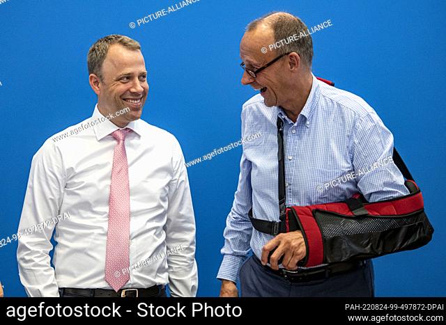 24 August 2022, Berlin: Mario Czaja, CDU secretary general, and Friedrich Merz (r), CDU leader, arrive at a meeting of the CDU federal executive committee