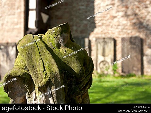 Reste einer Frauenbüste im Garten des ehemaligen Kloster St. Ägidien in Braunschweig, Deutschland