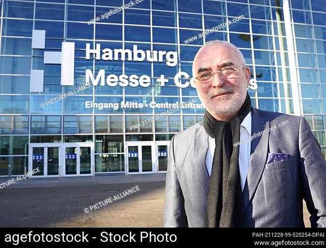 20 December 2021, Hamburg: Bernd Aufderheide, Managing Director of Hamburg Messe und Congress (HMC) GmbH, stands in front of the exhibition halls
