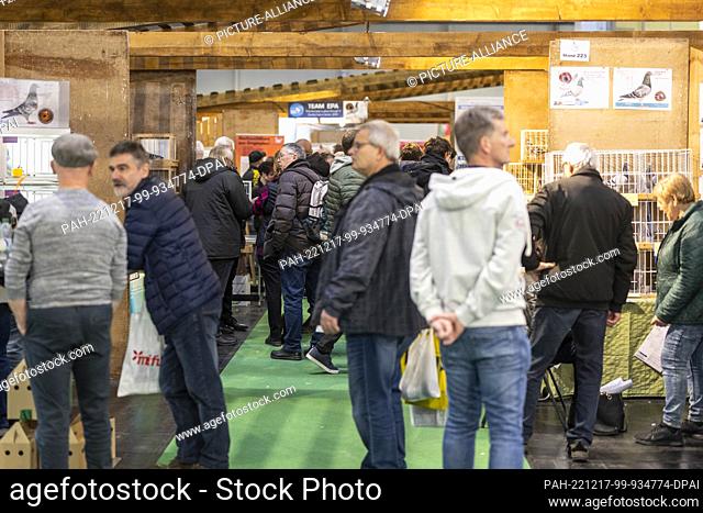 17 December 2022, North Rhine-Westphalia, Dortmund: Visitors stream through the exhibition hall. More than 10, 000 visitors are expected to attend the...
