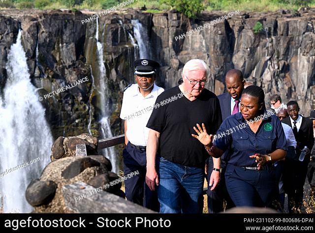 02 November 2023, Zambia, Livingstone: German President Frank-Walter Steinmeier (2nd from left) visits Victoria Falls on the border between Zambia and Zimbabwe
