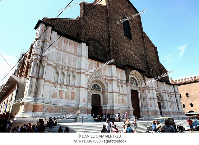 02.06.2018, Italy, Bologna: View of the Basilica of San Petronio in the center of Bologna. Its façade dominates Piazza Maggiore Photo: Daniel Gammert /...