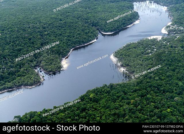 02 January 2023, Brazil, Manaus: An expanse of water can be seen in the rainforest from a seaplane. The world's largest tropical rainforest is crisscrossed by...