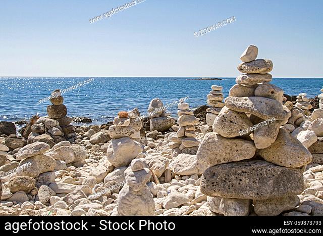 Ein Heer von Steintürmen versammelt sich hier auf der Halbinsel Zlatni rt auf diesem idyllischen Küstenabschnitt