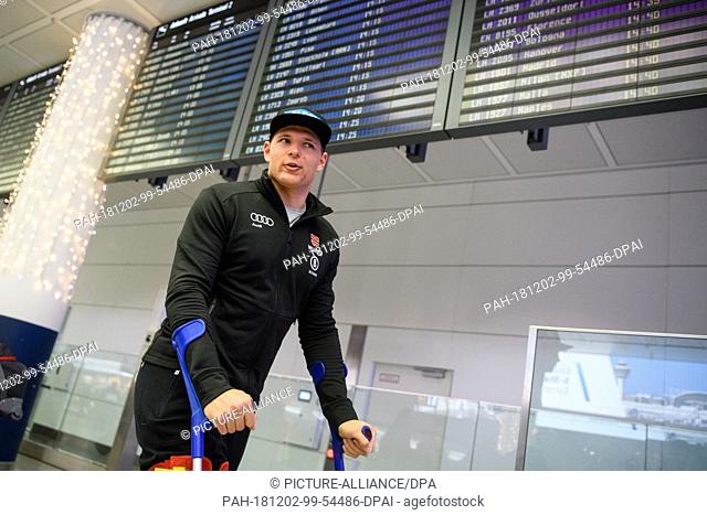 02 December 2018, Bavaria, München: Ski racer Thomas Dreßen arrives at the airport with forearm crutches after his heavy fall on the descent to Beaver Creek
