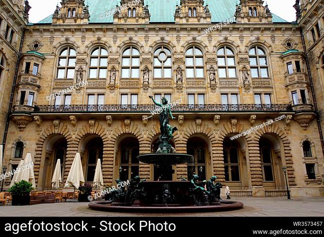 Hygieia-Brunnen am historischen Rathaus, Hamburg, Deutschland