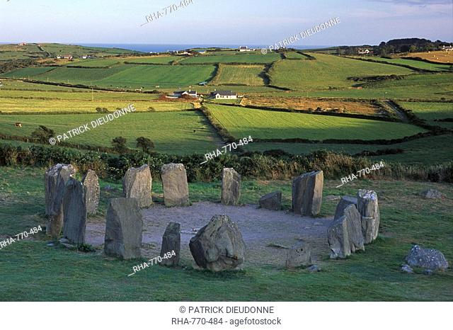 Drombeg Stone Circle, circa 200 B.C., comprising 17 stones, and nearby cooking and hut site, near Glandore, County Cork, Munster, Republic of Ireland, Europe