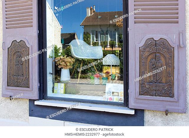 France, Seine et Marne, Barbizon, parc naturel regional du Gatinais français, shop window on Grande rue