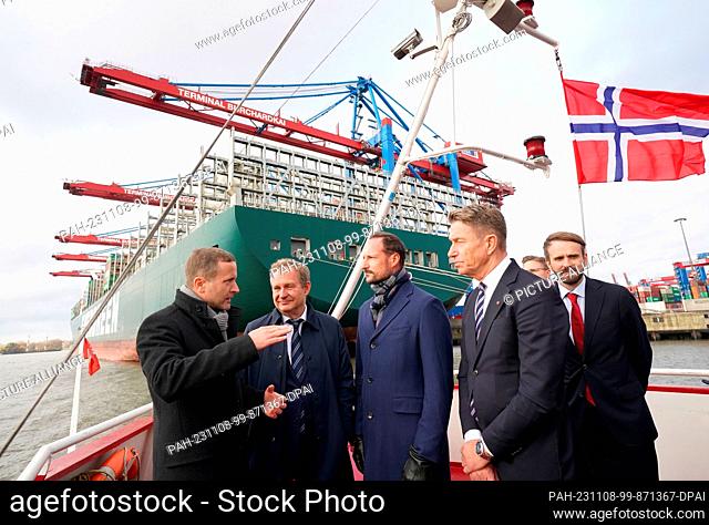 08 November 2023, Hamburg: The Norwegian Crown Prince Haakon (3rd from left) stands with Georg Böttner (l), HHLA Hamburger Hafen und Logistik AG