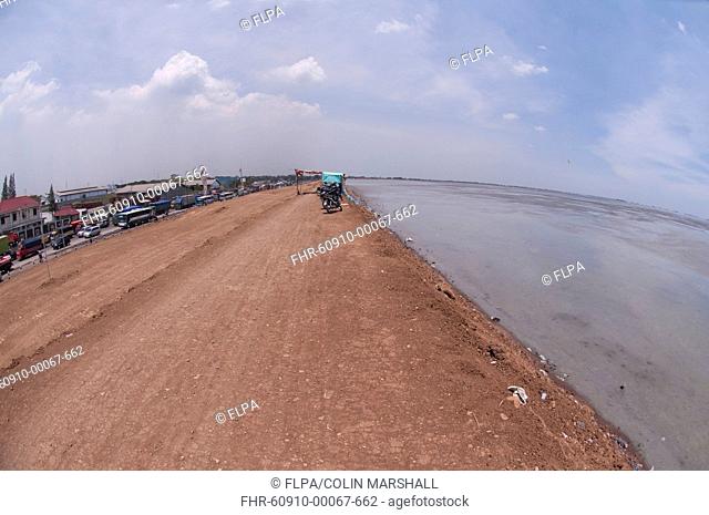 Levee seperating village and mud lake of mud volcano, environmental disaster which developed after drilling incident, Porong Sidoarjo, near Surabaya, East Java