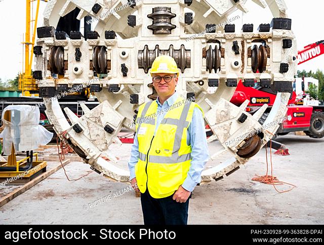 28 September 2023, Hamburg: Dirk Lassen-Petersen, project manager for the southern pipeline from Hamburger Energiewerke, stands in front of a drill head for the...