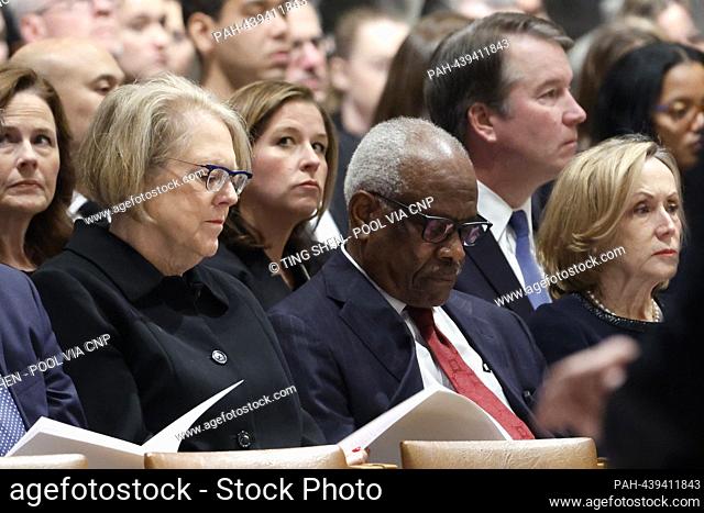 Jane Sullivan, wife of Chief Justice of the United States John G. Roberts, Jr., from right, Associate Justice Clarence Thomas, and his wife Virginia Thomas