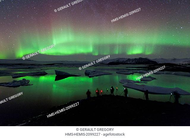 Iceland, Austurland, Vatnajokull Park, Jokulsarlon, photographers under the Northern Lights