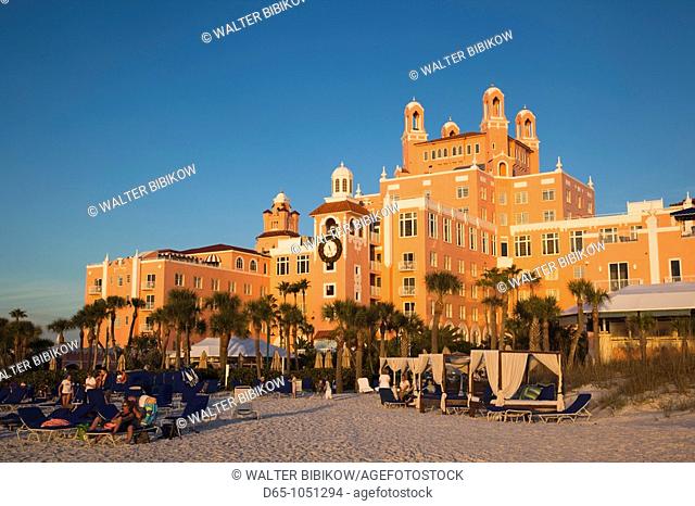 USA, Florida, St  Petersburg Beach, Don Cesar resort hotel, sunset
