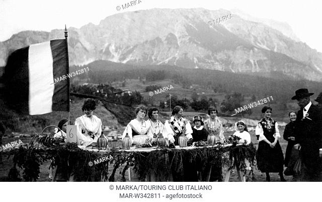 italia, veneto, cortina d'ampezzo, gruppo di escursionisti, 1920-30 // italy, veneto, cortina d'ampezzo, group of hikers, 1920-30