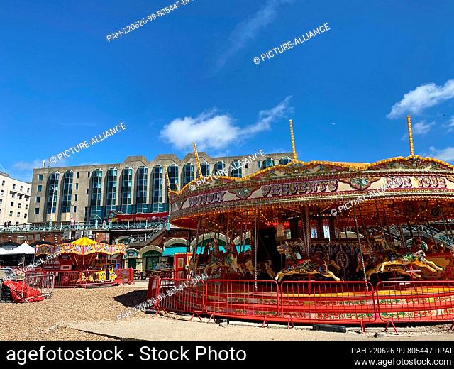 26 June 2022, Great Britain, Brighton: A carousel stands on the beach. Photo: Benedikt von Imhoff/dpa. - Brighton/East Sussex/Great Britain