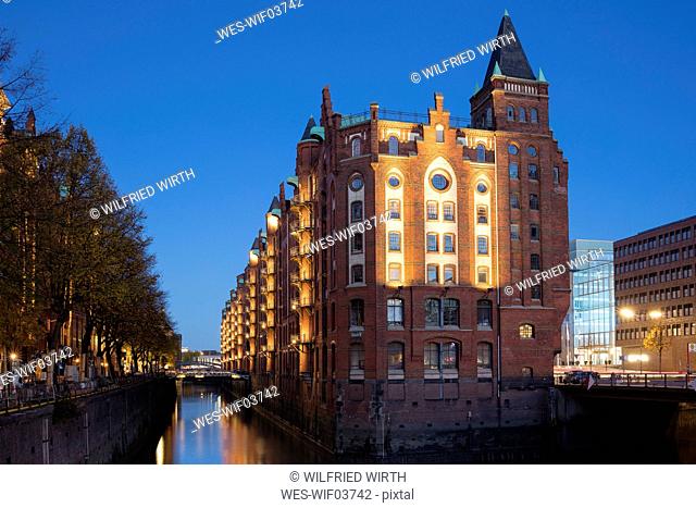 Germany, Hamburg, Speicherstadt, old warehouse at dusk