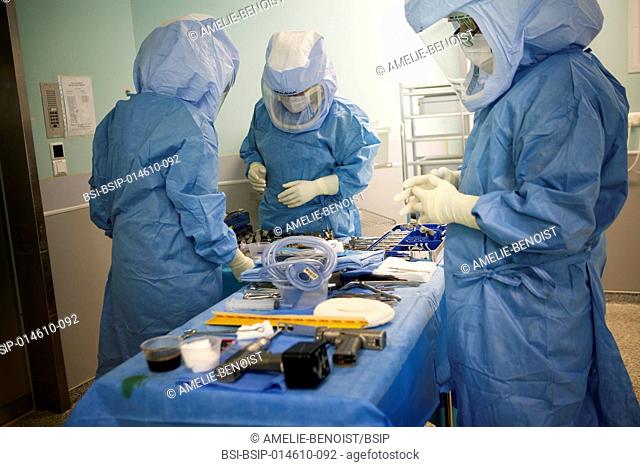Reportage in the orthopedic surgery service in LÚman hospital, Thonon, France. Operating theatre. Doctors and nurses get ready before a knee replacement