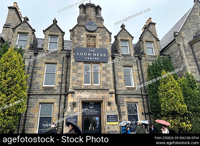 26 August 2023, Great Britain, Drumnadrochit: People stand in front of the tourist attraction ""Loch Ness Centre"". In Scotland