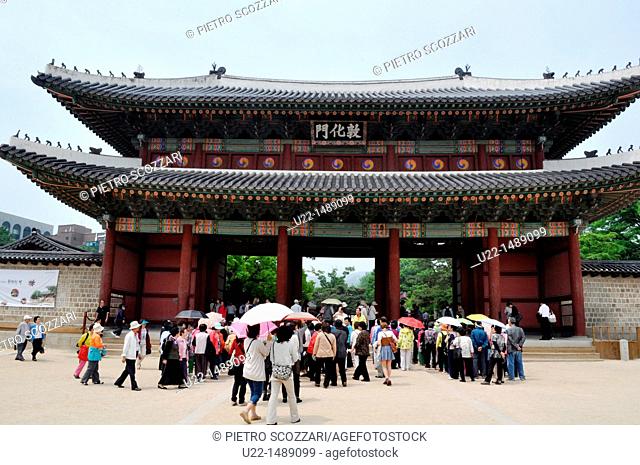 Seoul (South Korea): the entrance to the Changdeokgung Palace