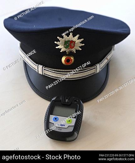 20 December 2023, North Rhine-Westphalia, Duesseldorf: One of the first carbon monoxide warning devices (CO warning devices) for the police in North...