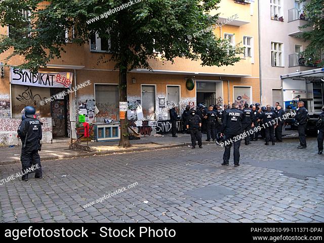 07 August 2020, Berlin: Police officers are standing in Weisestraße in front of the trendy pub Syndikat . In the street, the Kiezkneipe Syndikat was cleared...