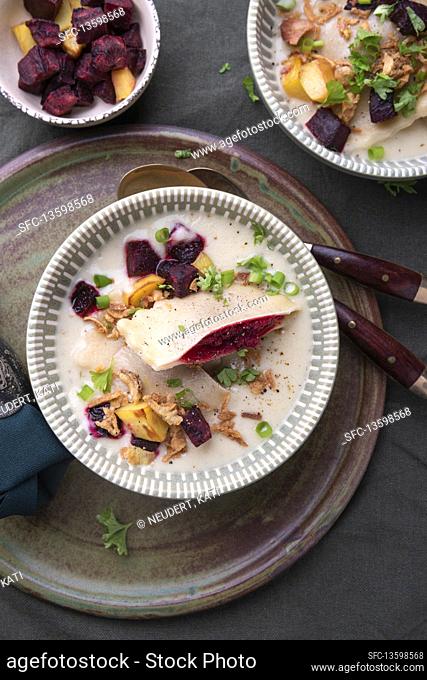 Beet filled vegan Swabian ravioli (Maultaschen) in creamy sauce with potatoes and diced beets