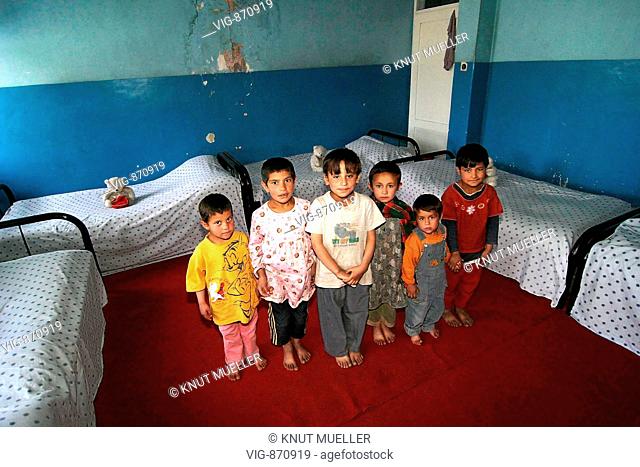 Afghanistan, Kabul, Waisenkinder im Waisenhaus im Kabuler Stadtteil Mehrabudin, das durch den CIMIC-Zug (Zivil-Militaerische Zusammenarbeit) der deutschen...
