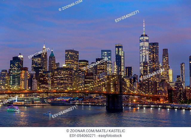 Brooklyn park, Brooklyn Bridge, Janes Carousel and Lower Manhattan skyline at night seen from Manhattan bridge, New York city, USA