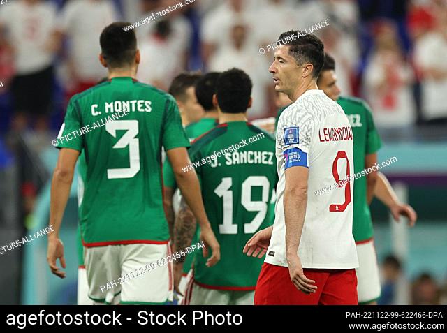 22 November 2022, Qatar, Doha: Soccer: World Cup, Mexico - Poland, Preliminary round, Group C, Matchday 1, Stadium 974, Robert Lewandowski of Poland fails to...