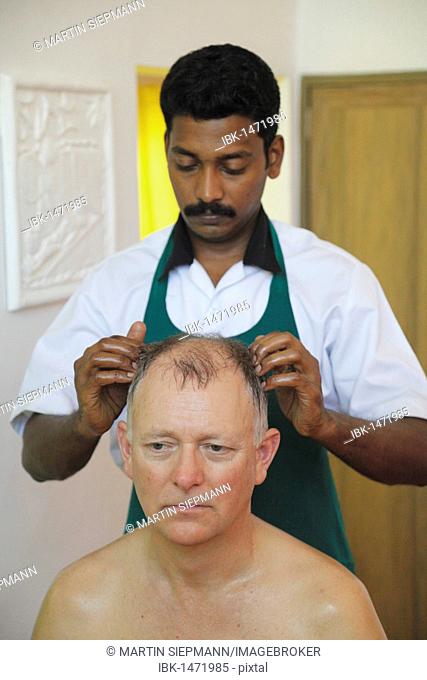 Abhyanga oil massage on the head, Ayurvedic treatment, Bethsaida Hermitage near Kovalam, Kerala, southern India, India, Asia