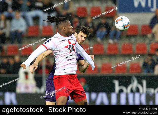 Anderlecht's Wesley Hoedt and Essevee's Offor Chinonso fight for the ball during a soccer match between SV Zulte Waregem and RSC Anderlecht
