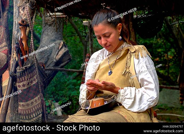 USA, New England, Massachusetts, Plymouth, Plymoth Plantation, Wampanoag , Native woman