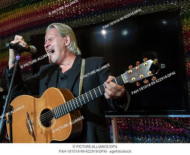 17 October 2018, Berlin: The Irish singer Johnny Logan appears in the 80s pop-up store at Hackescher Markt, which was opened with a party at the start of the...