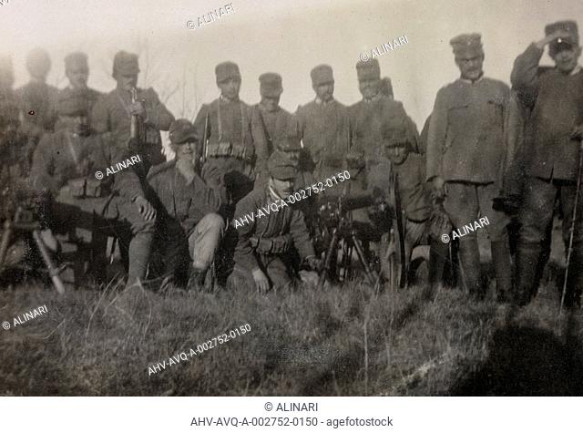 Album of the First World War in Friuli-Venezia Giulia: group portrait of the gunners soldiers of the 112.mo Infantry, shot 11/1915 by Bourbon Del Monte