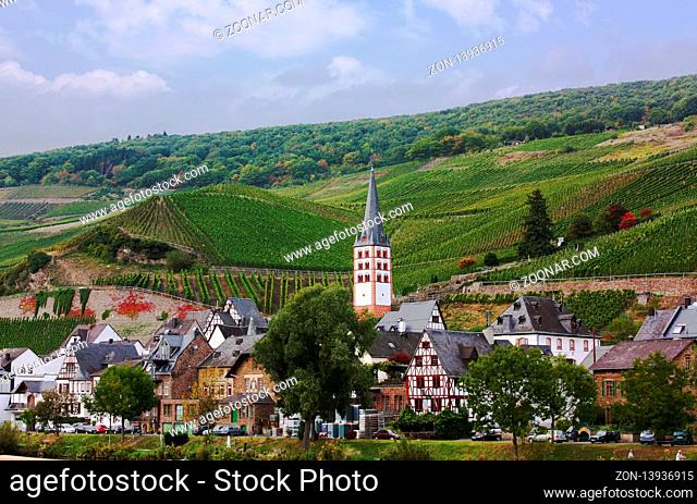 The Mosel valley is one of the most beautiful parts of Germany. On both sides of the river, romantic castles tower over endless vineyards