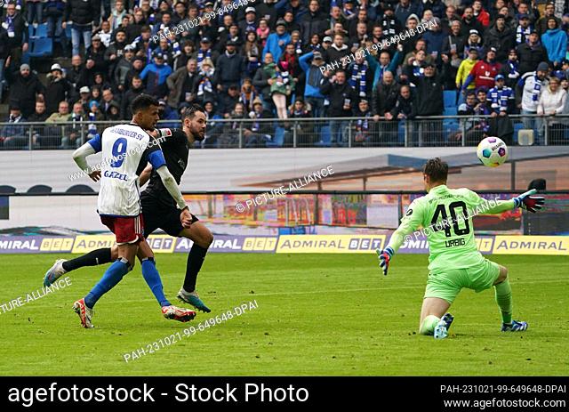 21 October 2023, Hamburg: Soccer: 2nd Bundesliga, Matchday 10, Hamburger SV - SpVgg Greuther Fürth, at Volksparkstadion. Hamburg's Robert Glatzel (l) scores an...