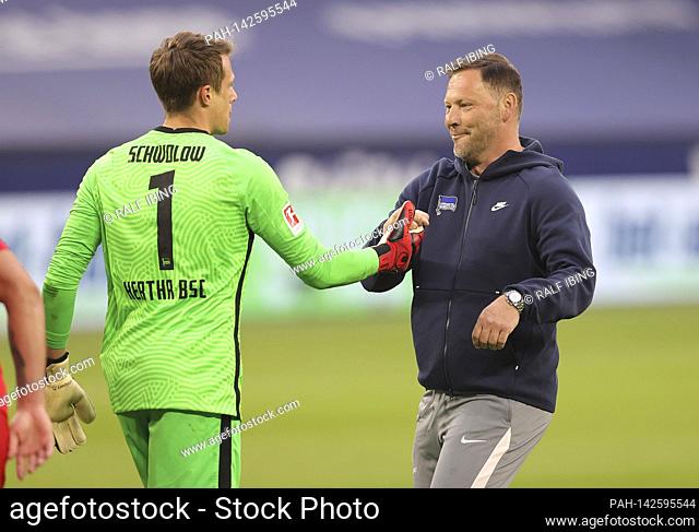 final jubilation B, coach Pal DARDAI r. (B) claps goalwart Alexander SCHWOLOW (B), Soccer 1. Bundesliga, 31st matchday, FC Schalke 04 (GE) - Hertha BSC Berlin...