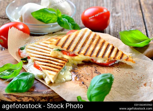 Toast Caprese: Im Kontaktgrill gepresstes italienisches Panini mit Mozzarella, Tomaten und Basilikum - Pressed and toasted panini with buffalo cheese