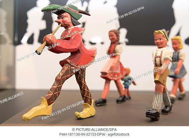 30 November 2018, Saxony, Dresden: A scene from the legend ""The Pied Piper of Hameln"", consisting of hand-carved wooden figures of the toy manufacturer Egon...