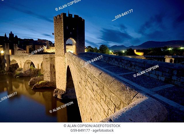 Spain, Catalunia Catalunya, Besalu, Pont Vell Old Bridge over Fluvia River