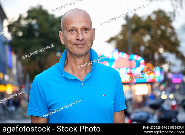 PRODUCTION - 26 September 2023, Hamburg: Jan-Christof Scheibe, Artistic Director of the Hamburg ""Heaven Can Wait"" Choir, stands in front of the St