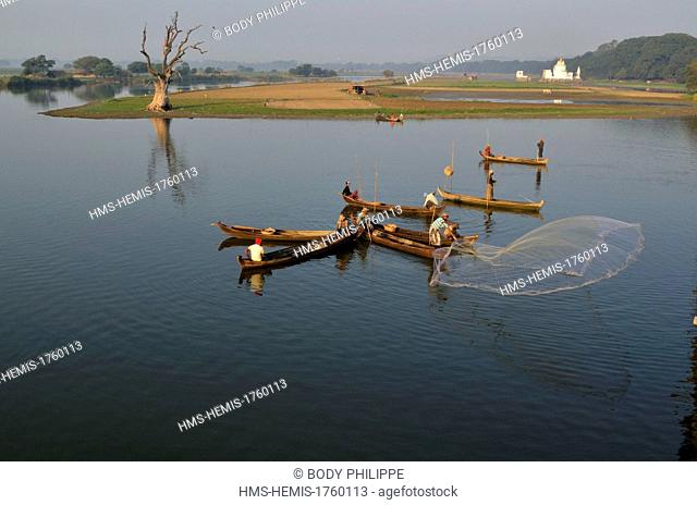Myanmar (Burma), Mandalay Division, Amarapura, Taungthaman Lake, U Bein, fishing with a casting net